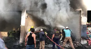 بالصور: إندلاع حريق كبير في معمل فرز النفايات في الخيام