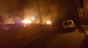 اندلاع حريق هائل بالقرب من معتقل الخيام
