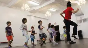 تعليم الرقص والدبكة في جمعية سيدات الخيام