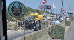 شاحنة عسكرية تجتاح حواجز الاسمنت عند حاجز المدفون