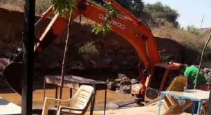 استئناف أعمال تنظيف مجرى نهر الوزاني بعد شهر من التوقف