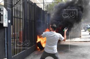 تصعيد ضد المصارف ومصرف لبنان: حرق إطارات ومولوتوف وتحذيرات