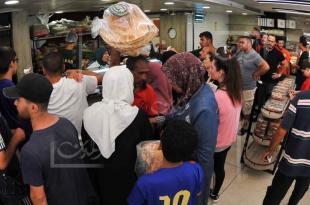 إتهام السوريين بأنهم يأكلون خبز اللبنانيين: البيع ببطاقة الهوية