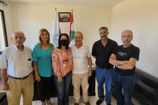 غسان قنتيس يقدم هبة مالية لبلدية الكفير
