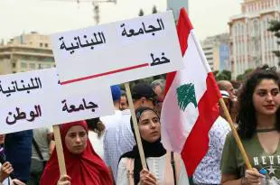 أساتذة الجامعات في لبنان يعيشون بالاستدانة.. أو يهاجرون