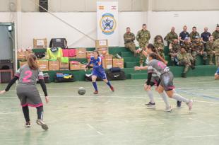 الكتيبة الاسبانية تنظم مباراة كرة قدم للنساء