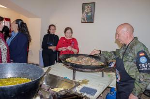 تبادل ثقافي بالطعام بين الجنود  الإسبان وسكّان «أبو قمحة»