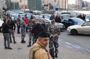 سائقون عموميون قطعوا الطريق في بيروت احتجاجاً على تردّي الأوضاع