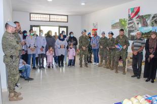 الكتيبة الإسبانية تقدم لوازم مدرسية لمدرسة الفرح في بلدة رب الثلاثين
