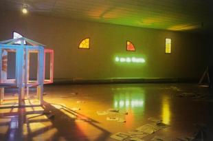 يوسف غزاوي: الفنان الفرنسيّ سركيس Sarkis تجهيزات بالزجاج المعشّق (الفيتراي)