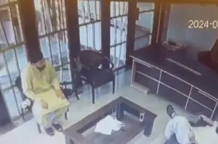بكل هدوء.. كاميرا توثق لحظة انتحار رجل أعمال باكستاني (فيديو)