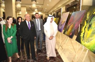 السفير إيلي الترك يفتتح في أبو ظبي معرضه “من فن الديبلوماسية إلى فن الألوان”