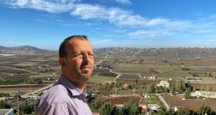 عدنان سمور: هنا الشرق