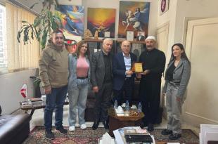 درعاً تقديرية من بلدية الفرديس للدكتور كامل مهنا تكريماً لمسيرته ودوره في مساندة أهالي البلدة