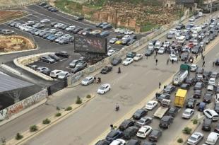 احتجاجًا على البنزين سائقو الأجرة يقطعون خلدة والرينغ ويشلّون الحركة