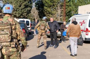 اليونيفيل تنقل عشرات المدنيين إلى أماكن آمنة في جنوب لبنان