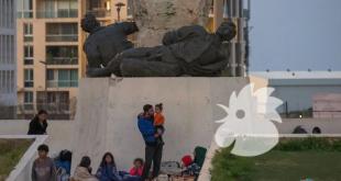 نازحون يفترشون الأرض ويفطرون في وسط بيروت