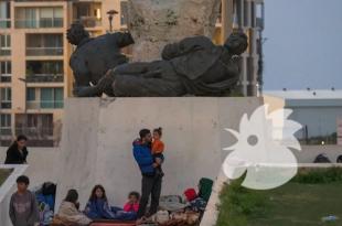 نازحون يفترشون الأرض ويفطرون في وسط بيروت