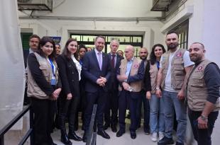 وزير خارجية بلجيكا في قلب بيروت تضامنًا مع الناس خلال زيارة تفقدية لمؤسسة عامل